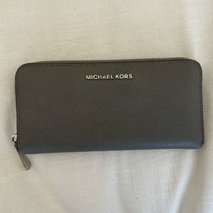 Michael Kors Jet Set Travel Large Quarter-Zip Wallet